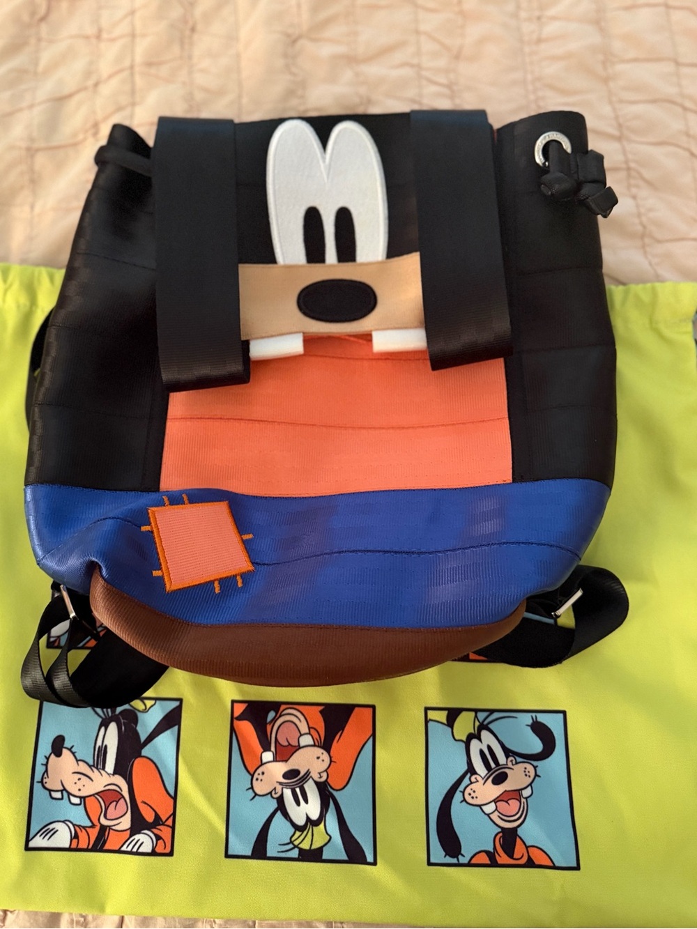 Harveys Disney Goofy Backpack + Dust Bag